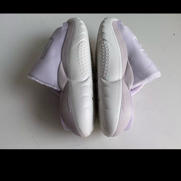 Cute comfy Ugg sliders! - Picture 9 of 9